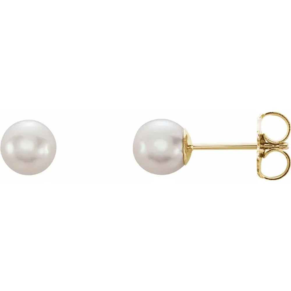 Sure to be noticed, these pearl earrings are a style must-have.