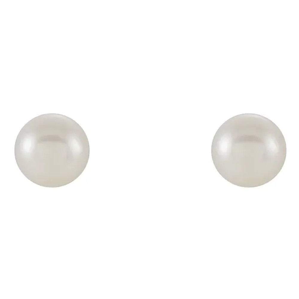 Sure to be noticed, these pearl earrings are a style must-have.