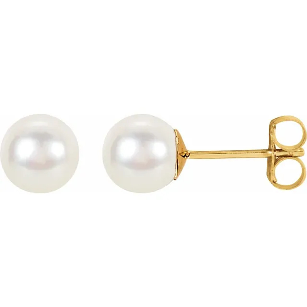 Adorn her ears with these explempary pearl stud earrings.