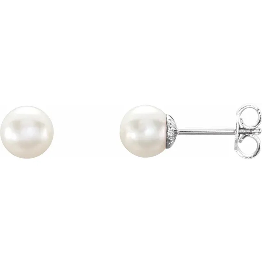 Sure to be noticed, these pearl earrings are a style must-have.