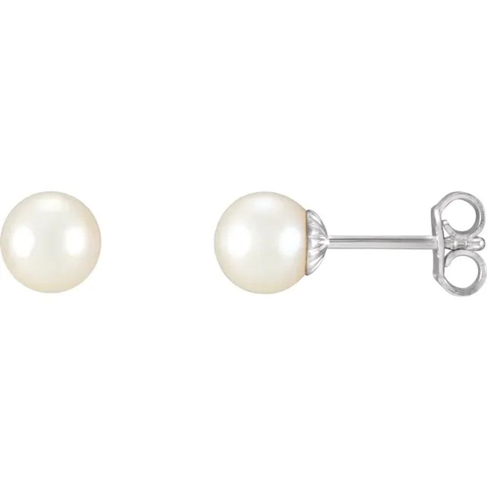 Sure to be noticed, these pearl earrings are a style must-have.