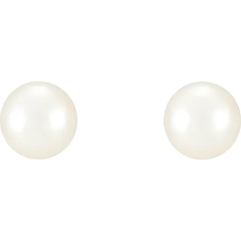 Sure to be noticed, these pearl earrings are a style must-have.