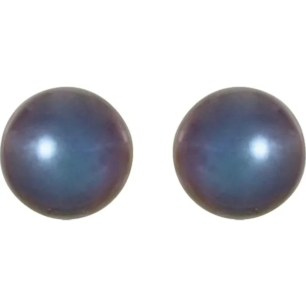 Simple yet breathtaking, these pearl stud earrings are perfect for any occasion.