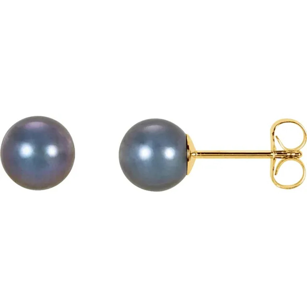 Sure to be noticed, these pearl earrings are a style must-have.