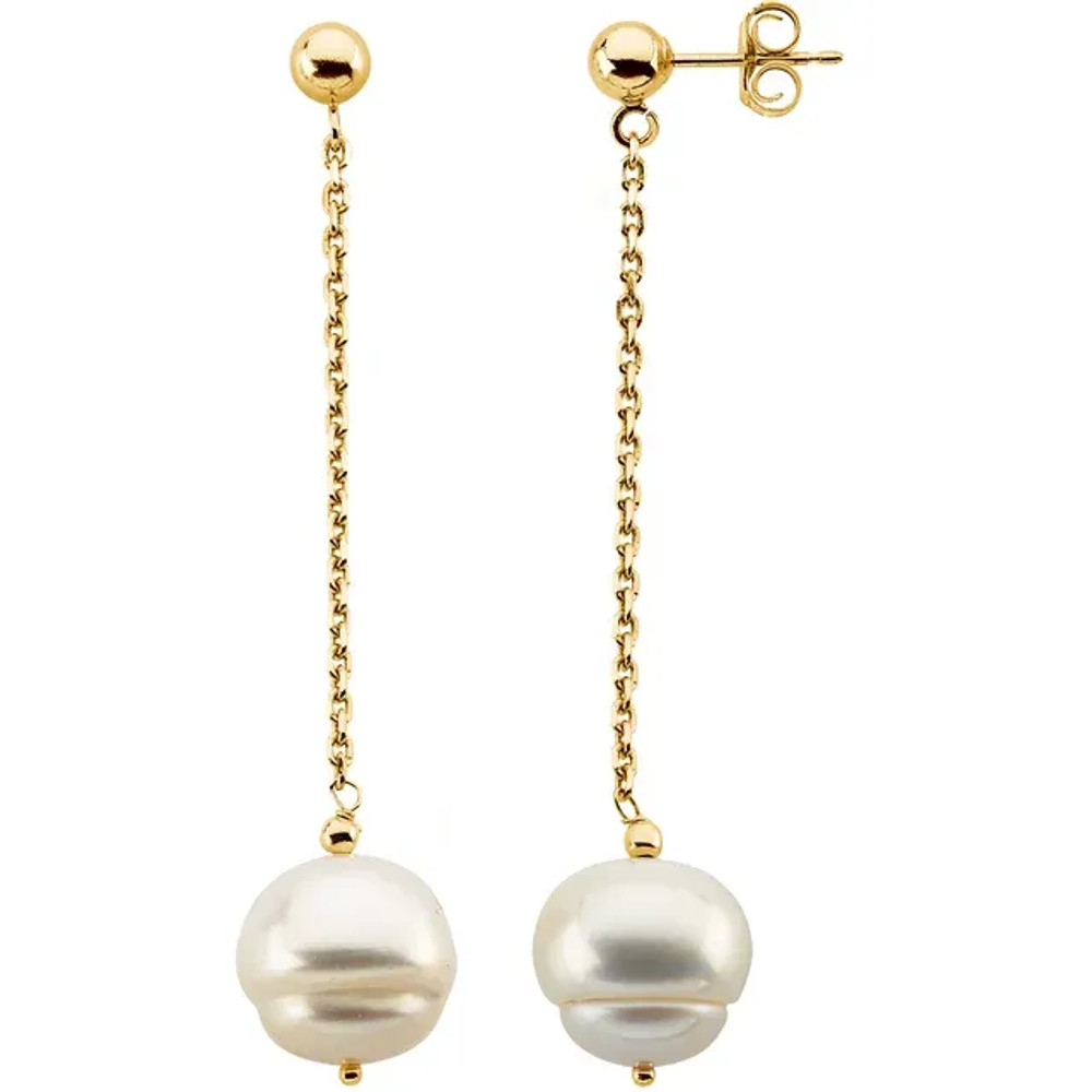 Step into the world of chic sophistication with these stunning pearl drop earrings.