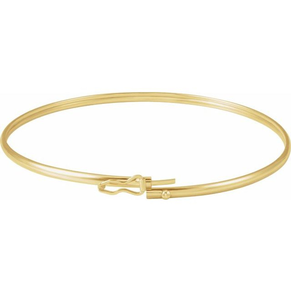 Versatile and refined, this yellow gold endless bangle bracelet fits any occasion with ease.
