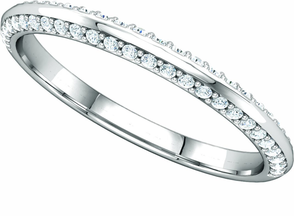 Precious white diamonds are embellished on the sides of this alluring knife edge band.