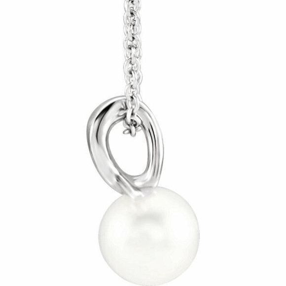 This Freshwater cultured pearl, attached to an 14k white gold bail, suspends from a delicate 14k white gold cable chain. Perfect for wearing alone or layering it with other pieces, it is suspended from a matching cable chain that can fasten at 16 or 18 inches.