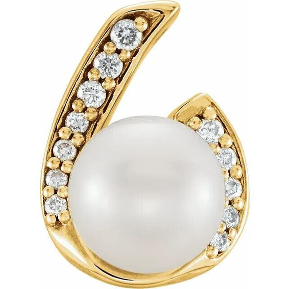 Marvel her with the details of this gorgeous pearl and diamond pendant.