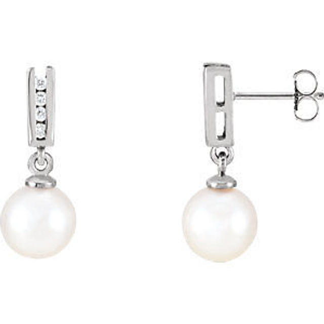 Beautiful 14k white gold earrings featuring 7.50mm pearls and 1/8 carats in white diamonds. Total weight of the gold is 1.59 grams.