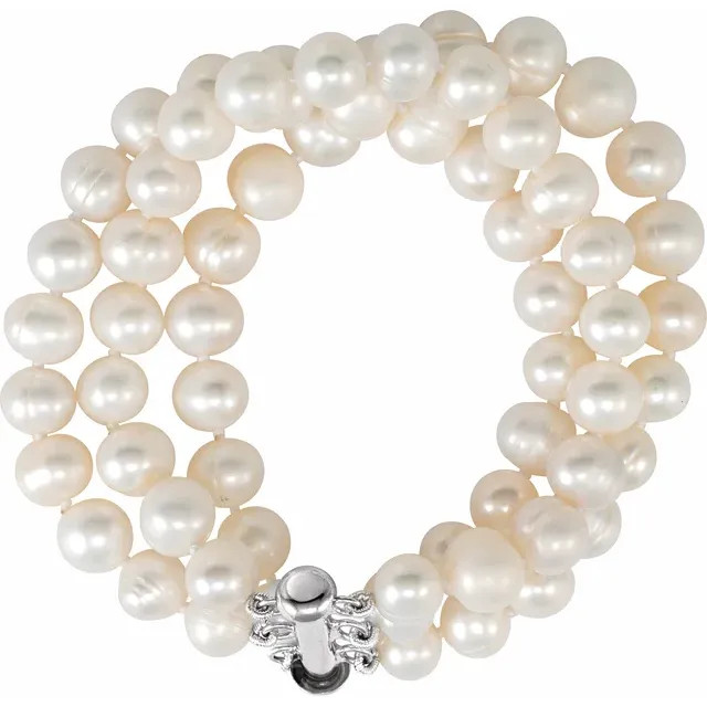 A 8-9mm fresh water cultured pearl bracelet in sterling silver. Strand is 7.25inches in length.
