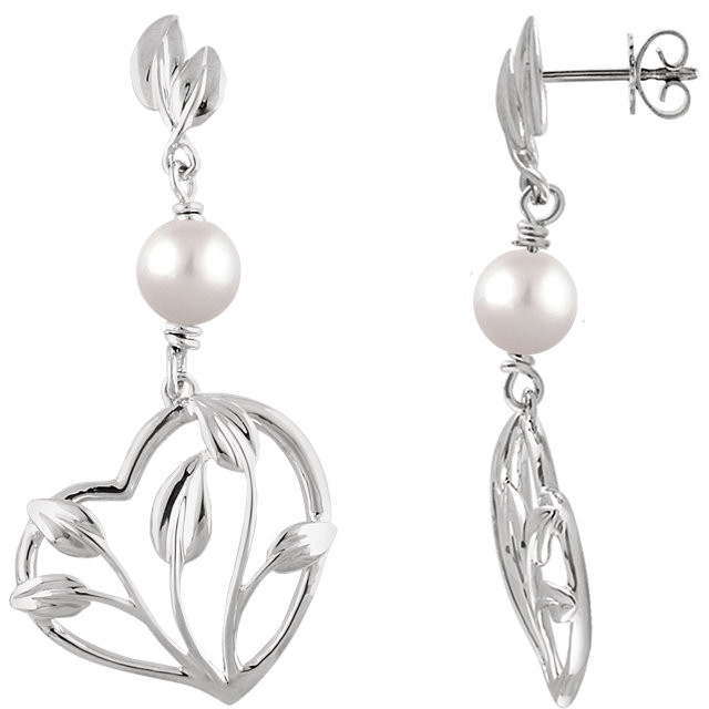 These elegant 14k white gold earrings each feature a 6mm freshwater cultured pearl. Polished to a brilliant shine.