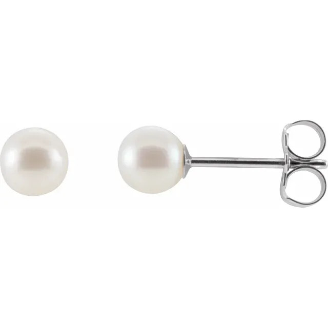 Sure to be noticed, these pearl earrings are a style must-have.