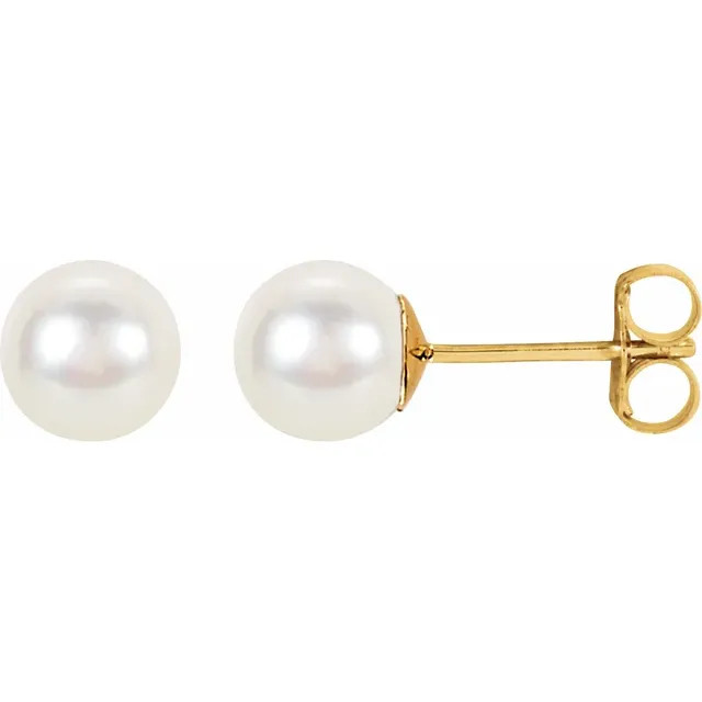 Adorn her ears with these explempary pearl stud earrings.