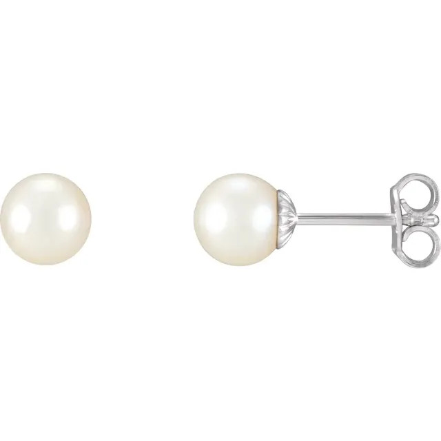 Sure to be noticed, these pearl earrings are a style must-have.