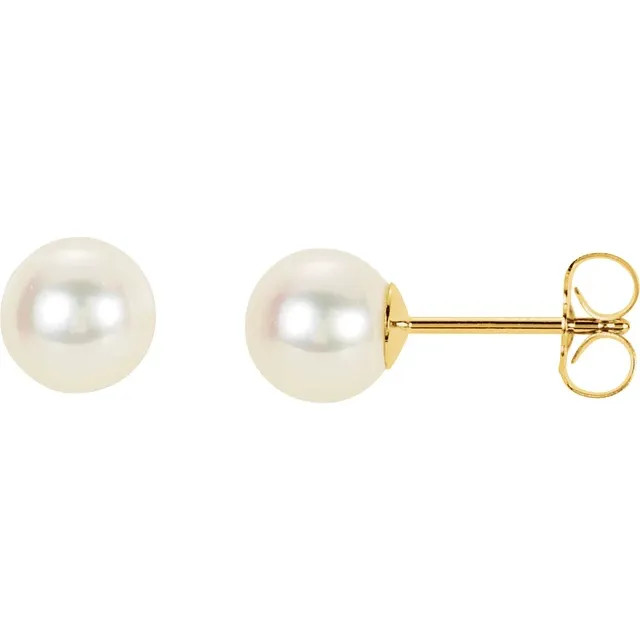Adorn her ears with these explempary pearl stud earrings.