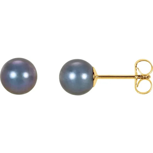 Sure to be noticed, these pearl earrings are a style must-have.