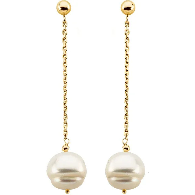 Step into the world of chic sophistication with these stunning pearl drop earrings.