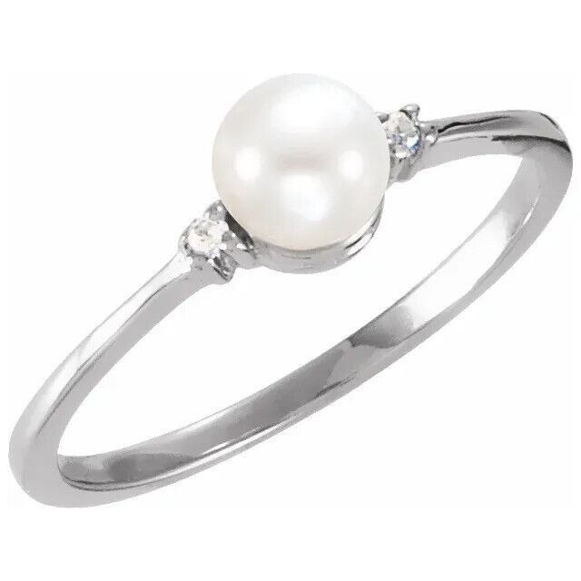 Marvel her with the details of this gorgeous pearl and diamond ring.