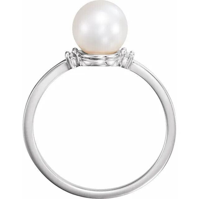 Marvel her with the details of this gorgeous pearl and diamond ring.