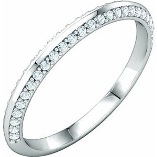 Precious white diamonds are embellished on the sides of this alluring knife edge band.