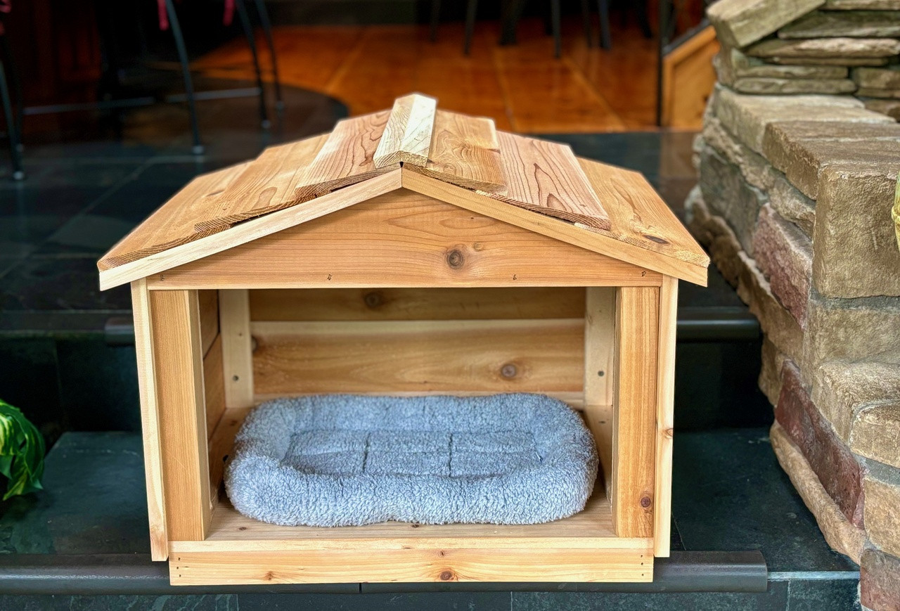 Indoor Cedar House for Cats UC-ICH 112  Assembled