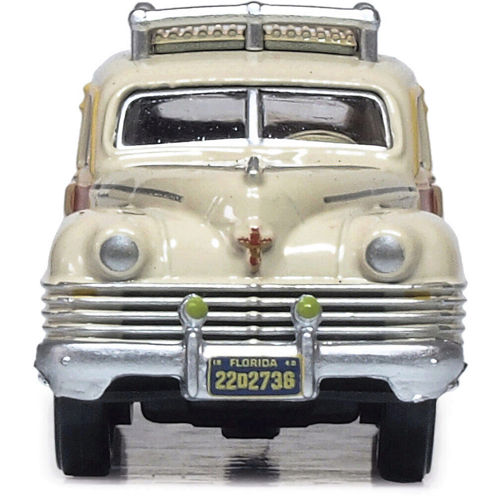 1942 Chrysler Town & Country Woody Wagon - Catalina Tan 1:87 Scale