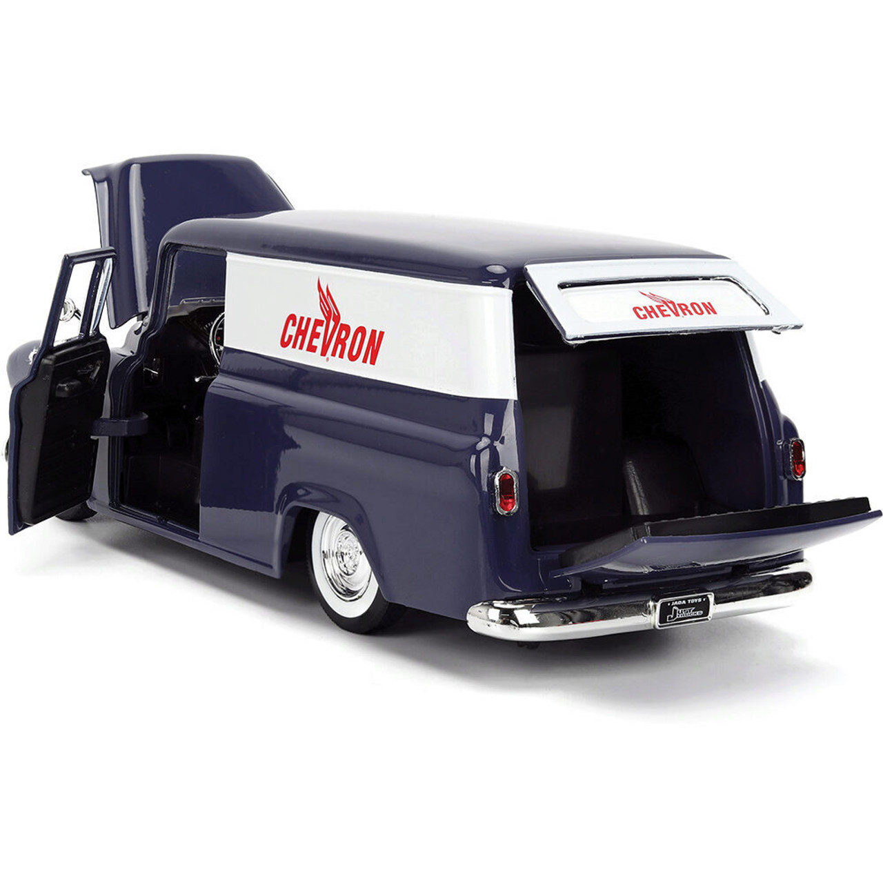 1957 シボレー・サバーバン　 ウィズ　シェブロン・ガスポンプ 1957 Chevy Suburban with Chevron Gas Pump 1:24 Scale