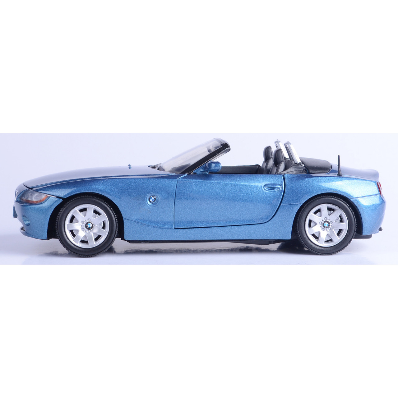 2010 BMW Z4 Roadster 1:24 Scale Diecast Model by Motormax