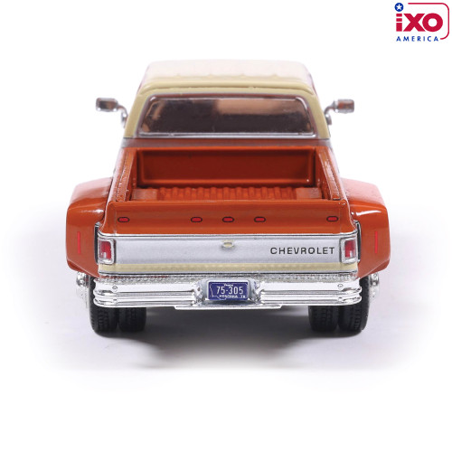 1975 Chevrolet K30 Crew Dab Dually - Grecian Bronze and Santa Fe Tan Deluxe Two-Tone 1:64 Scale Alt Image 6