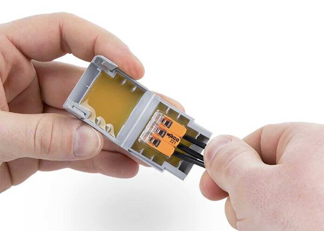 207-1431 | WAGO Gelbox with connectors being placed inside