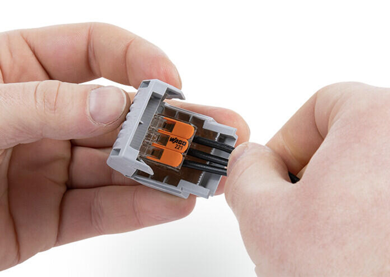 207-1431 | WAGO Gelbox with connectors being placed inside