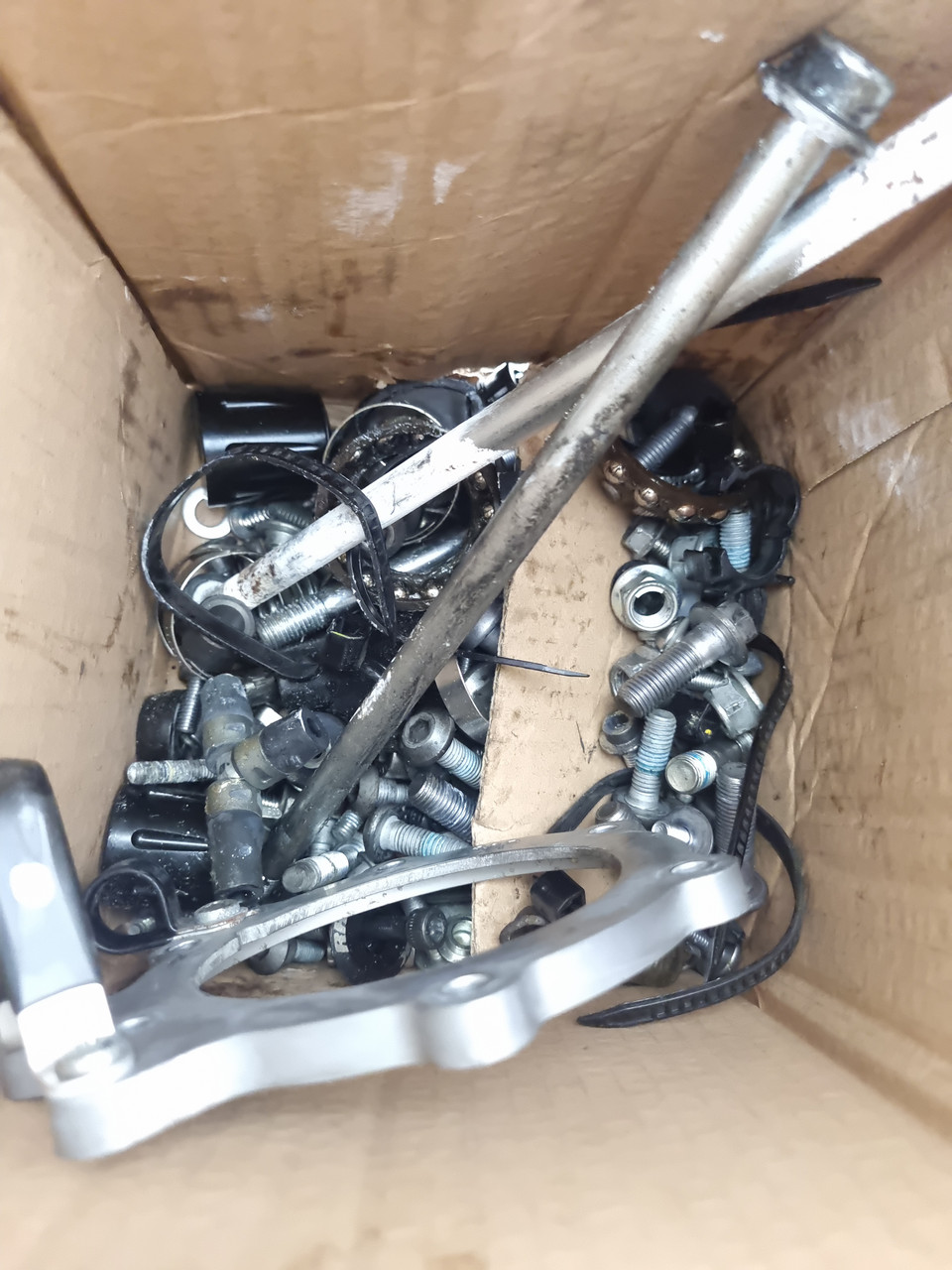 Chassis bolts and bits Yamaha FZ8N FZ8N FZ8 N S Bike Part Out