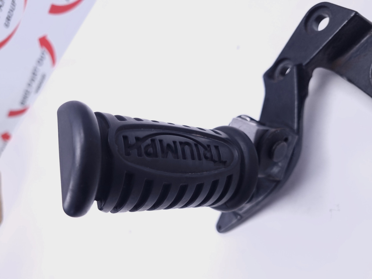 ^_^  RH foot peg and mount bracket Triumph Bonneville T100 Carb