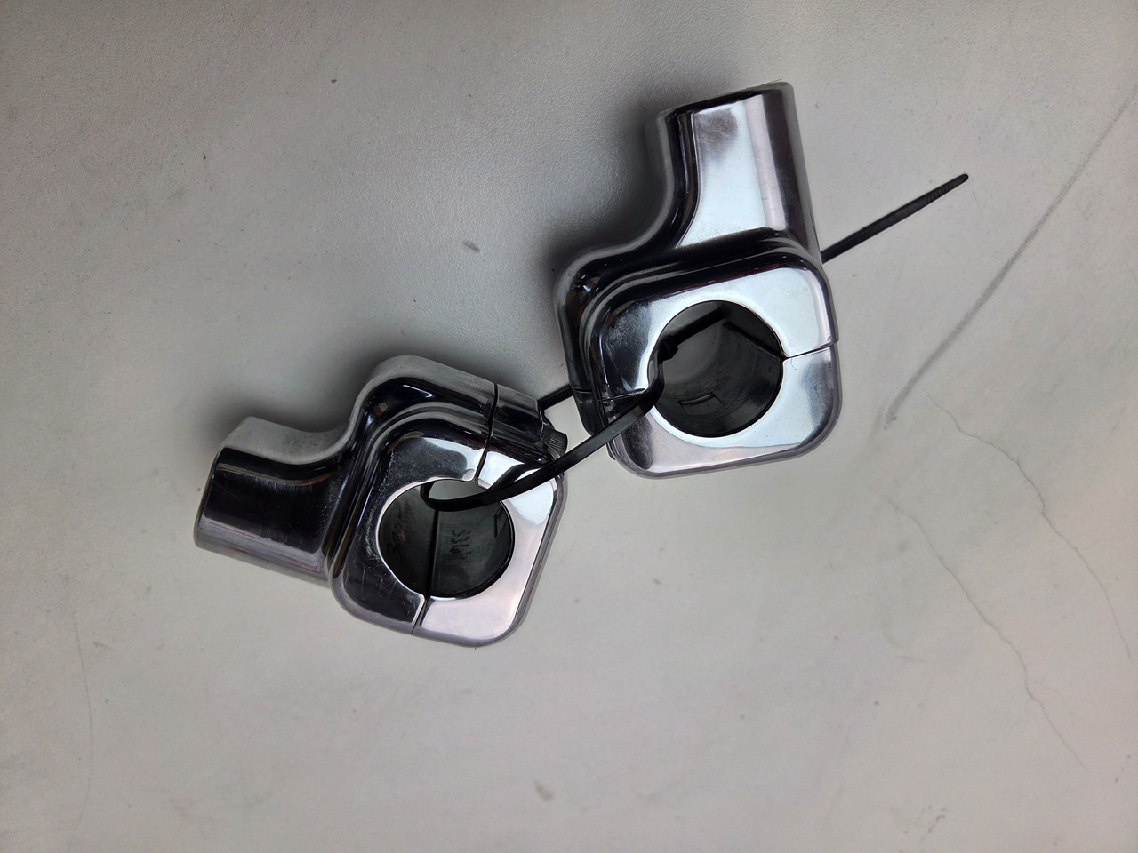 ⛰️ Risers Bar clamps 2in 1 1/4in dia Harley Davidson Dyna Softail