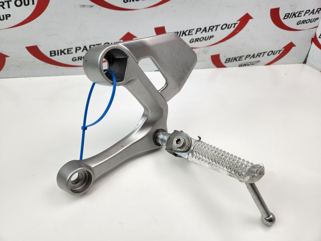 。 LH Footpeg and Mount Bracket Yamaha MT09 Tracer 900 XSR900 MTM850