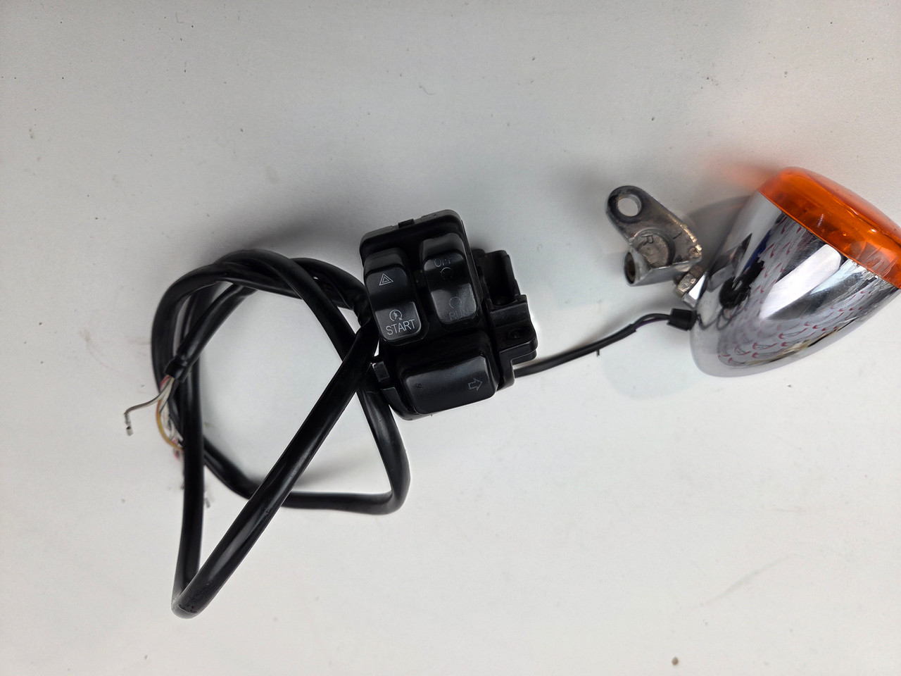RH Switch Start Stop blinker 4 pin Damaged Harley Davidson Dyna 12