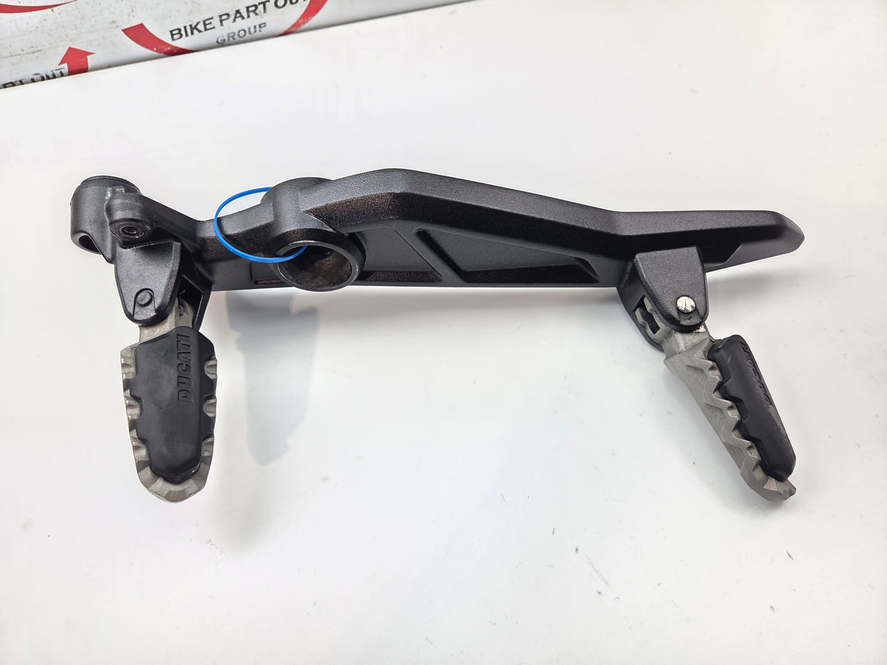 82411251A ドゥカティ純正 BRACKET PILLION FOOTREST LH SP店