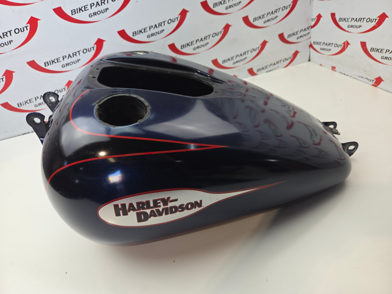 Fuel Petrol tank damage Harley Davidson Dyna 10-17 61593-10 - Bike