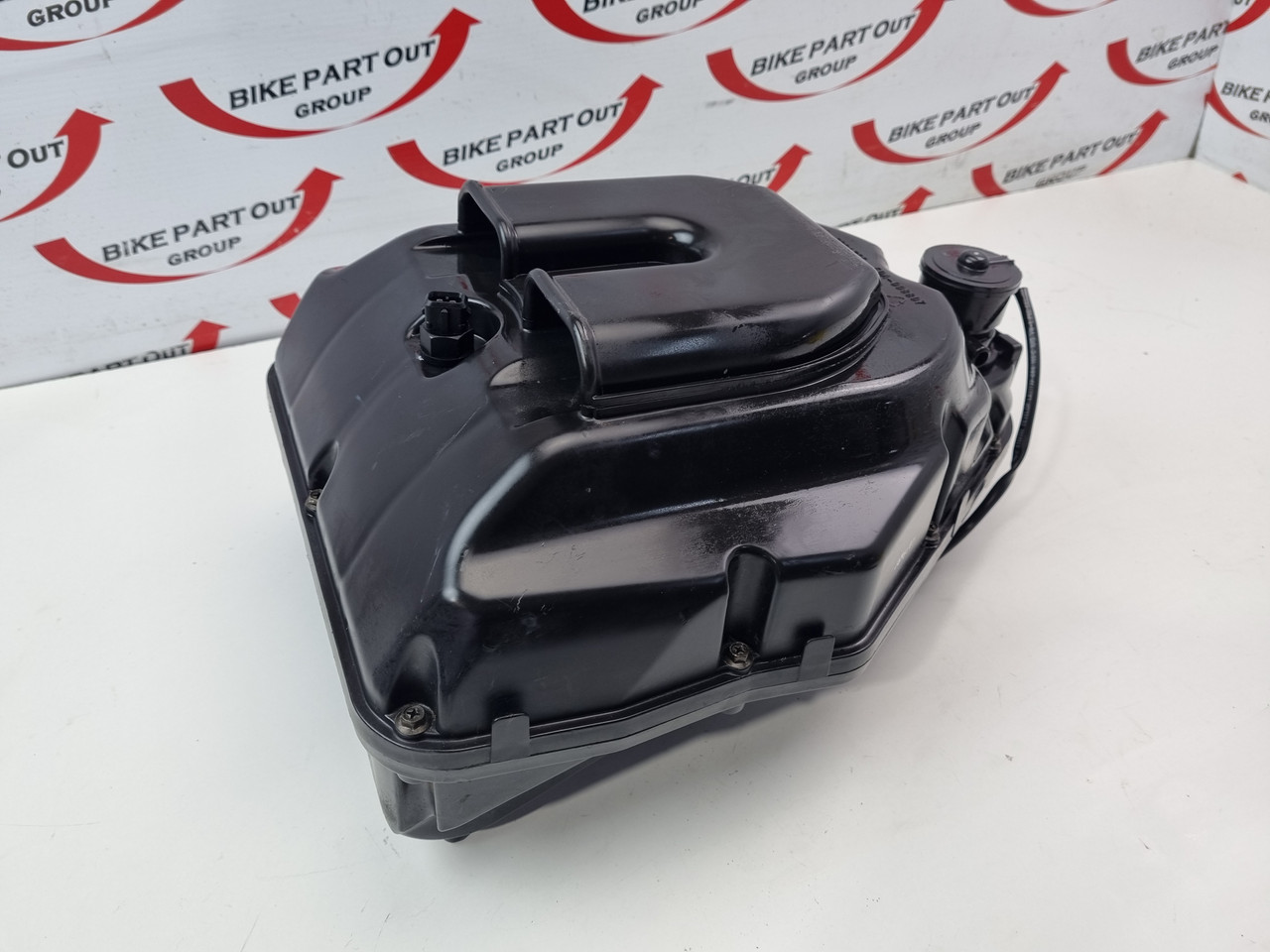 Airbox Triumph Sprint ST 955i RS Speed Triple T2201770 - Bike Part Out