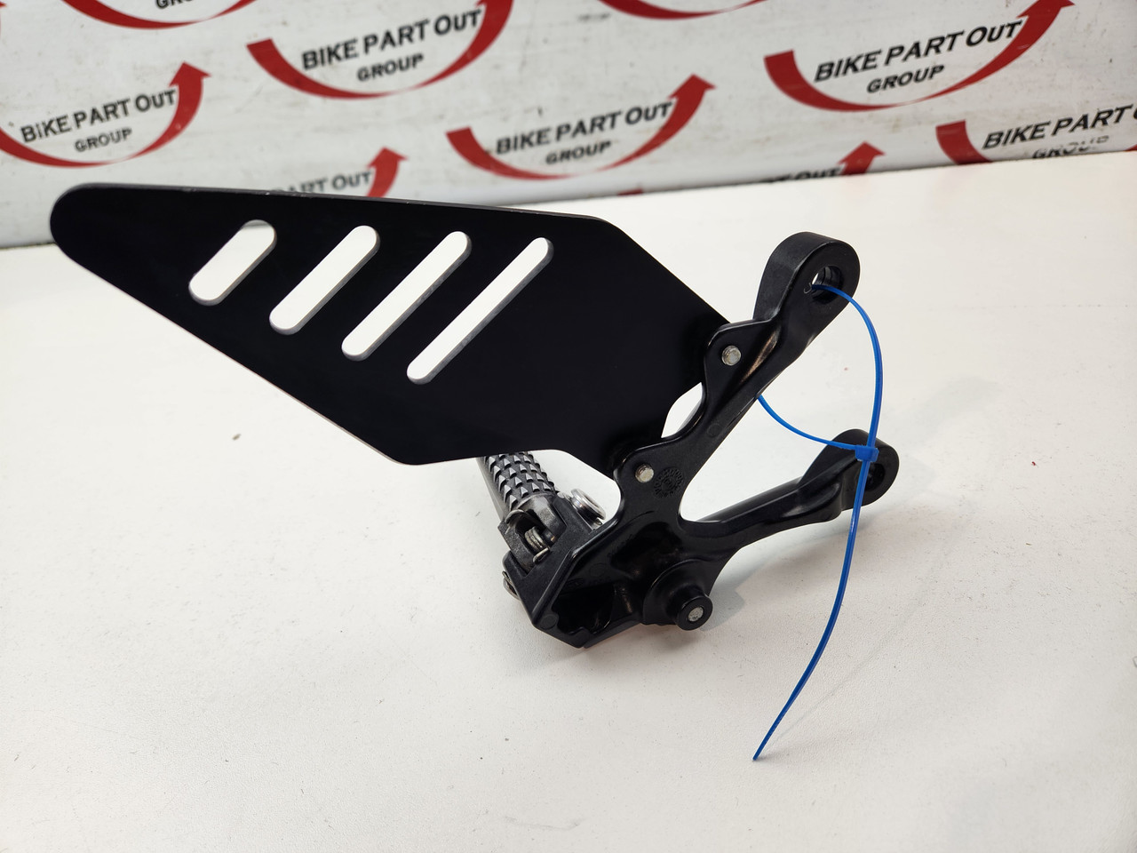 LH Foot peg mount plate Kawasaki Ninja ZX6R ZX600 09-12 35063-0160