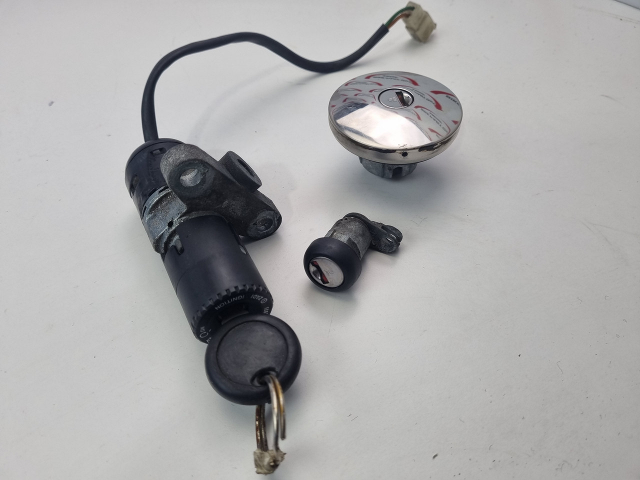 Fuel cap ignition switch key lock kit Moto Guzzi V7 750 I II 08-16