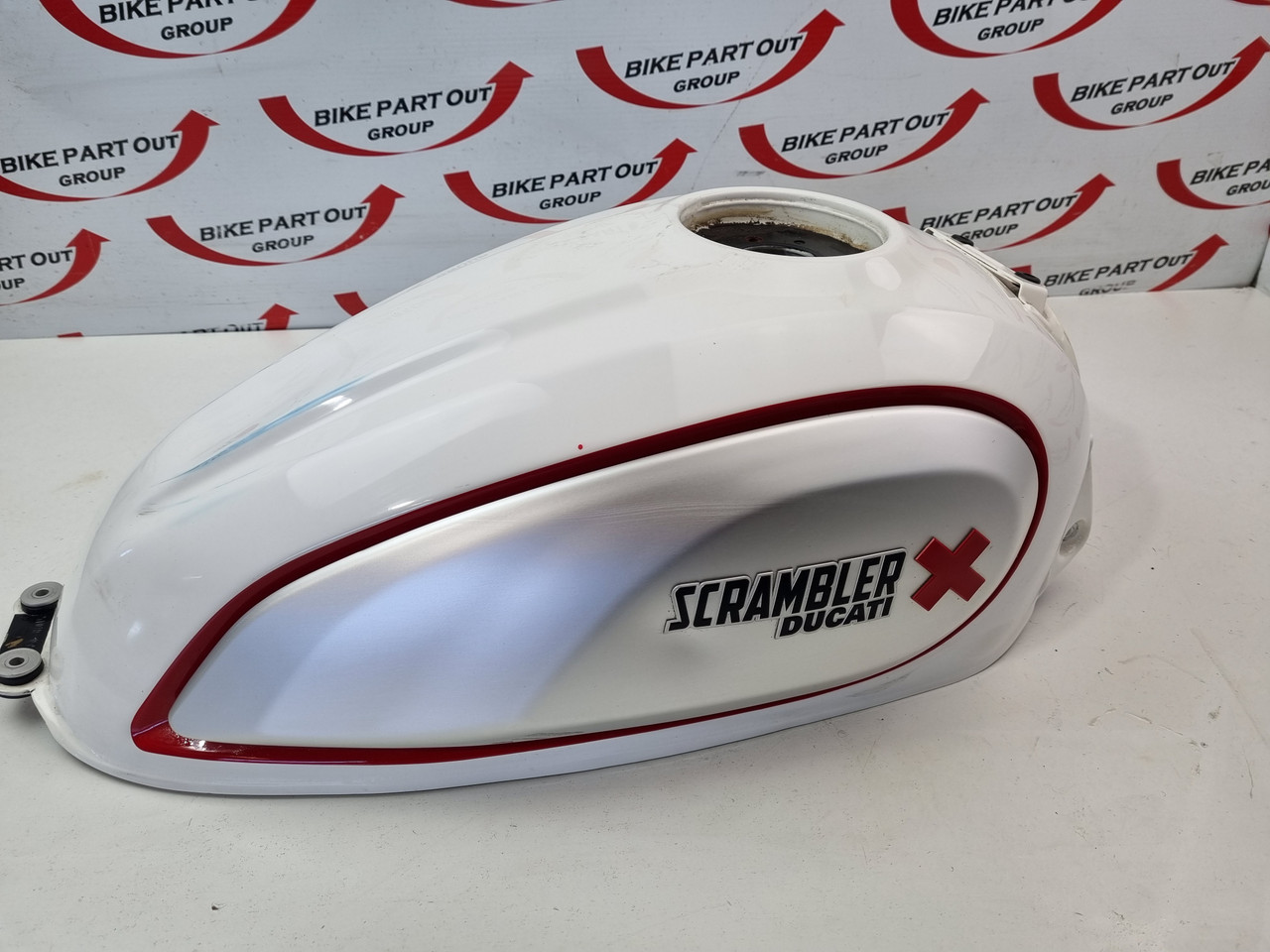 Fuel Petrol tank scratch/dent Ducati Scrambler 800 Desert Sled 19