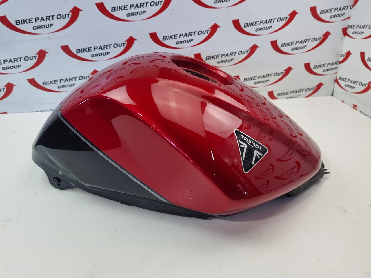トライアンフ TRIUMPH純正 FUEL TANK，PTD，JET BLK&frasl;TOR. RED