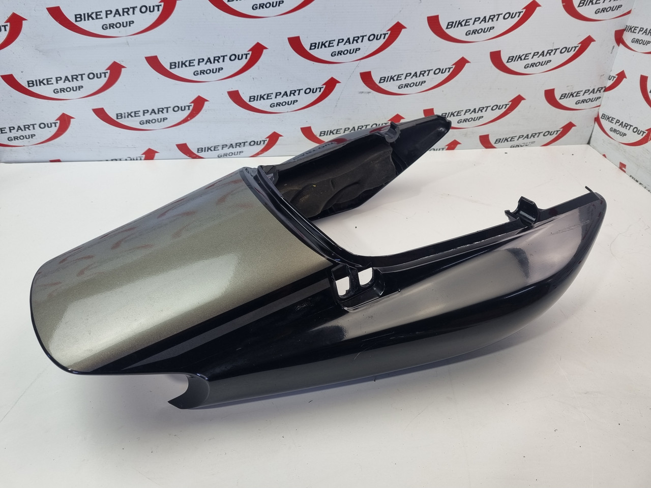 に Rear tail cowl fender cover Yamaha XJR1300 07-16 5EA-Y2165
