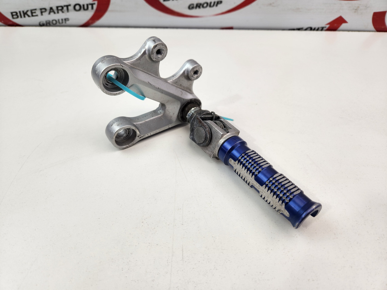 LH foot peg Suzuki GSXR600 GSXR750 04-05 43521-29G00 - Bike Part Out