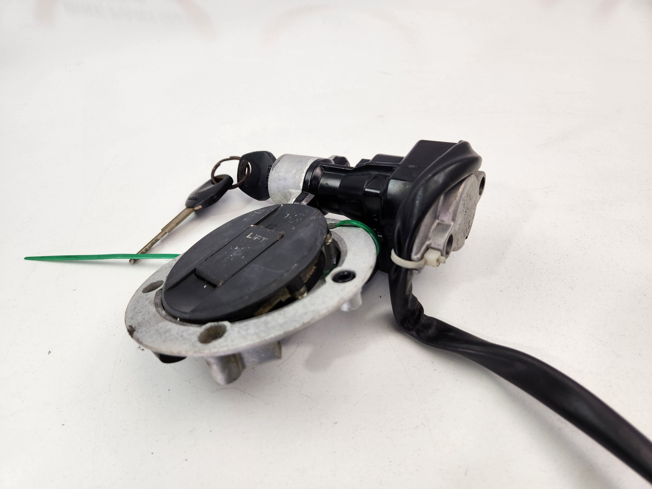 Ignition Switch Key Fuel Cap Suzuki GSXR600 GSXR750 04-05 37101