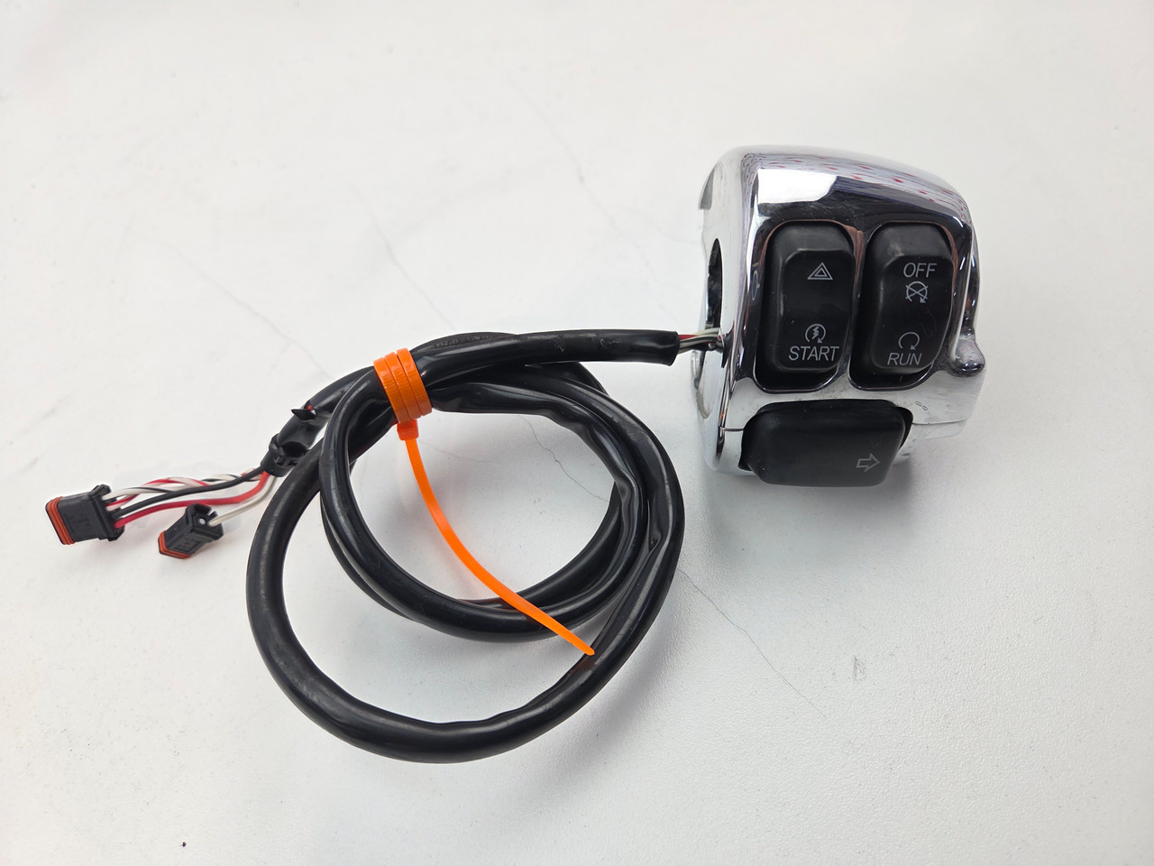 ライブ写真「4」 RH Switch start stop 4 pin Chrome Harley Davidson Softail Fatboy