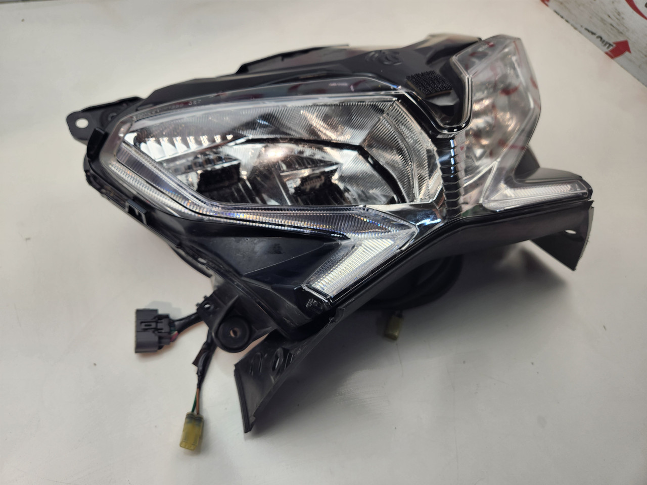 ホンダ VFR800F ヘッドライトユニット Headlight Honda VFR800 VFR 800 14-17 33102-MJM-D12 - Bike Part Out