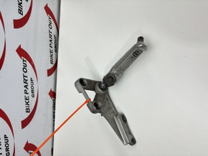 RH foot peg and mount Suzuki GSXR600 97-00 43511-33E10